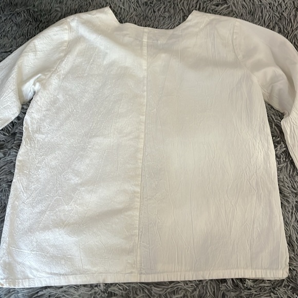 White Linen top M crochet fish embellished shell buttons split hem notched neck - Picture 5 of 6